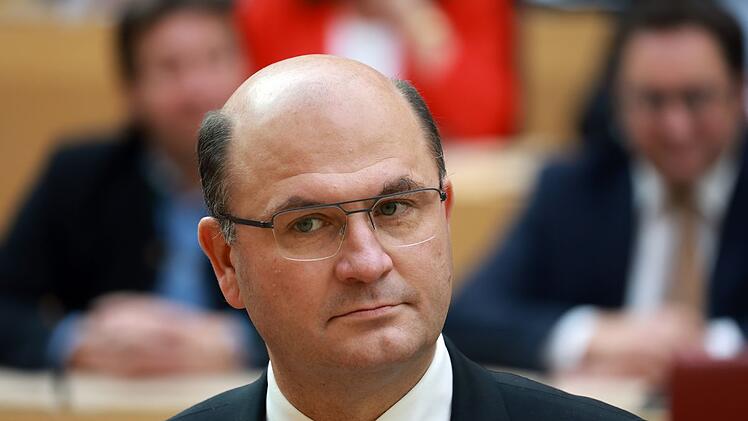 Finanzminister Albert Füracker wird selbst eine humorvolle Rede halten.