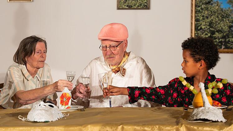 Der kleine Maris (rechts) lernt schon früh, dass der Tod zum Leben dazugehört. Im aktuellen Theaterstück der "Papillins" wird ein Fest für die Toten gefeiert.