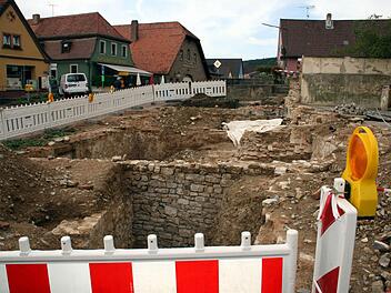 Noch ist der Dorfplatz in Escherndorf Großbaustelle. Im Untergrund wird nach wertvollen Relikten aus vergangenen Tagen gesucht. Sobald die Kirche saniert ist, wird mit der Neugestaltung des Dorfplatzes begonnen.  Fotos: Peter Pfannes