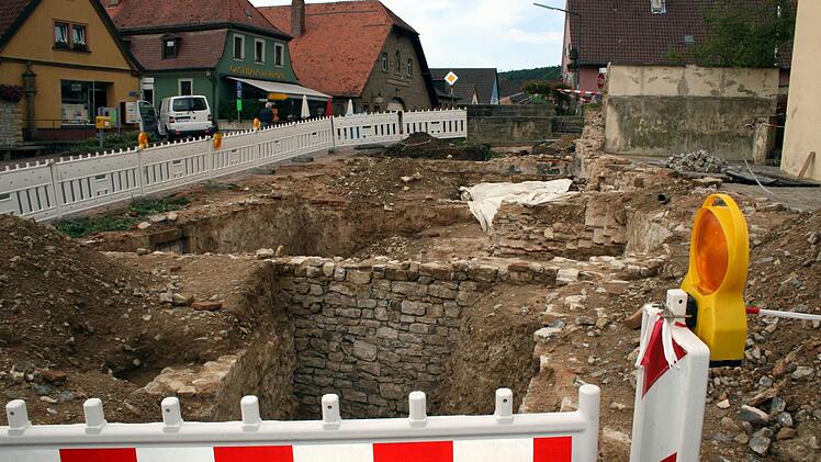 Noch ist der Dorfplatz in Escherndorf Großbaustelle. Im Untergrund wird nach wertvollen Relikten aus vergangenen Tagen gesucht. Sobald die Kirche saniert ist, wird mit der Neugestaltung des Dorfplatzes begonnen.  Fotos: Peter Pfannes