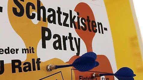 Amors Pfeil soll die Menschen bei der Kennenlern-Party treffen. Foto: Christian Bauriedel