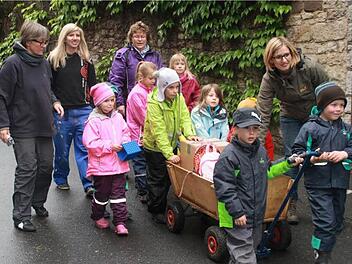 Mit dem Bollerwagen zogen die Kinder in die Obernbreiter Straße um. Fotos: G. Bauer