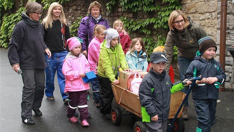 Mit dem Bollerwagen zogen die Kinder in die Obernbreiter Straße um. Fotos: G. Bauer