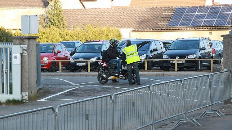 Mofa und Mopeds dürfen nicht auf das Schulgelände fahren. Foto: Matthias Erlwein