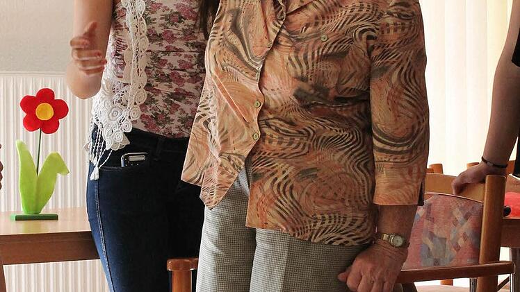 Da steht die 89-jährige Herta Gebhardt sogar auf: Anne-Maria Teichtweier hilft ihr.