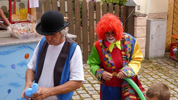 Heiß begehrt und schwer umlagert waren Ballonclown Moni und Zauberer Magic Richie.