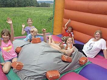 Im "Dino-Dschungel" konnten sich die Mädchen und Jungen, betreut von Lena Klüspies (rechts) und Leon Federlein (verdeckt), austoben.  Fotos: Stefan Geiger