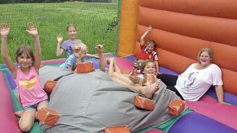 Im "Dino-Dschungel" konnten sich die Mädchen und Jungen, betreut von Lena Klüspies (rechts) und Leon Federlein (verdeckt), austoben.  Fotos: Stefan Geiger