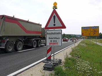 Noch muss der Fernverkehr in Fahrtrichtung Osten Umwege in Kauf nehmen - aber schon in einem Monat wird die Brücke über die Bundesstraße 4 bei Niederfüllbach wieder für den Verkehr freigegeben. Foto: Berthold Köhler