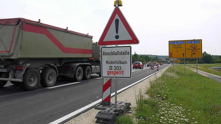 Noch muss der Fernverkehr in Fahrtrichtung Osten Umwege in Kauf nehmen - aber schon in einem Monat wird die Brücke über die Bundesstraße 4 bei Niederfüllbach wieder für den Verkehr freigegeben. Foto: Berthold Köhler