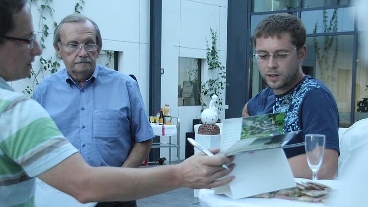 Andre Emrich (r.) beschreibt die digitale Nachbearbeitung seines Bildes. Foto: Lena Alt