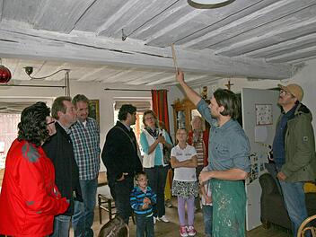 Drin in der guten Stube: Nach der Entfernung späterer Unterzugsdecken hat der Wohnraum wieder eine normale Höhe. Fachkundiges Publikum ließ sich die Verstärkung der Deckenkonstruktion erklären. Foto: Werner Baier