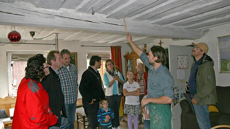 Drin in der guten Stube: Nach der Entfernung späterer Unterzugsdecken hat der Wohnraum wieder eine normale Höhe. Fachkundiges Publikum ließ sich die Verstärkung der Deckenkonstruktion erklären. Foto: Werner Baier