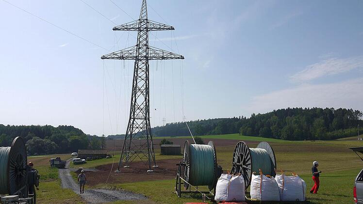 Höchstspannungs-Trasse durch das Coburger LandFoto. Berthold Köhler