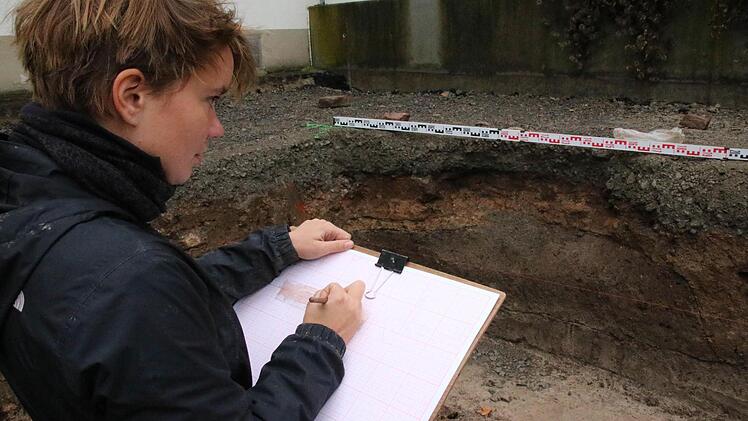 Archäologin Karen Schröder dokumentieren das Ergebnis der Sondage. Foto: Ralf Ruppert