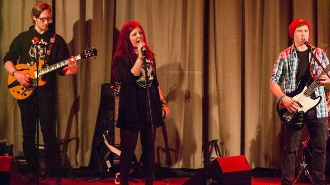Die Rockcoverband "Looking Down the Barrel" existiert mit Jakob Selig (22 Jahre) aus Wonfurt, Jule Feldner (19) aus Haßfurt, Joshua Zettelmeier (18) aus Sand und Stefan Meyer (22) aus Hofheim (von links) seit knapp zwei Jahren. Die junge Band war eines der vielen Glanzlichter beim "Ohrenkino" im Zeiler "Capitol-Theater" am Freitag. Fotos: René Ruprecht