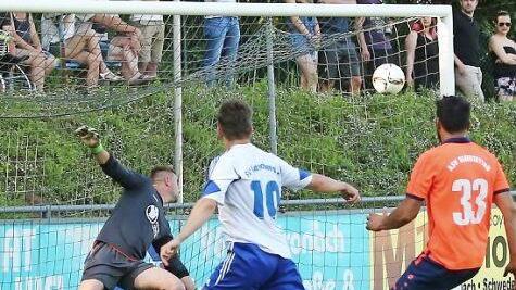 Den Führungstreffer für "Ketsche" im Relegationsspiel gegen den ASV Kleintettau schoss während der regulären Spielzeit Tolgar Jungkunz (Nummer 10). In dieser Szene nahm er genau Maß, der Ball schlug oben rechts ein. Am Ende siegte der Coburger Kreisliga-Vizemeister mit 5:2 nach Elfmeterschießen.