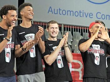 Bestens gelaunt beim Interview eines Teamkameraden: Elias Harris, Janis Strelnieks, Louis Olinde, Maodo Lo und Daniel Theis (verdeckt) (v.l.) amüsierten sich prächtig.