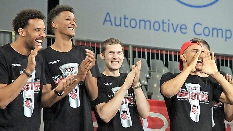Bestens gelaunt beim Interview eines Teamkameraden: Elias Harris, Janis Strelnieks, Louis Olinde, Maodo Lo und Daniel Theis (verdeckt) (v.l.) amüsierten sich prächtig.
