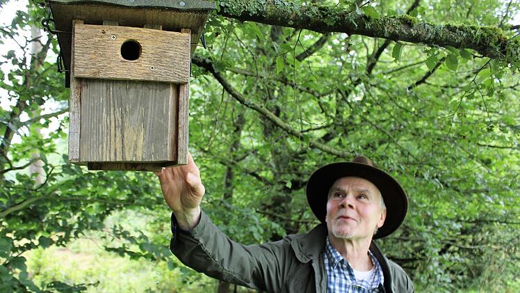 Herbert Schuhmann kontrolliert von Zeit zu Zeit die Nistkästen, die er rund um Schönderling aufgehängt hat.  Foto: Julia Raab