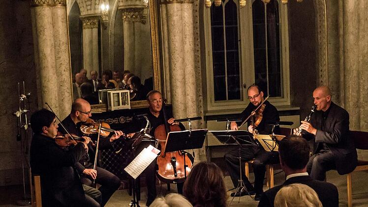 Begeisterten Beifall erhielten das Bamberger Streichquartett und der Klarinetist Günther Forstmaier beim Auftritt im Marmorsaal von Schloss Rosenau.Foto: Jochen Berger