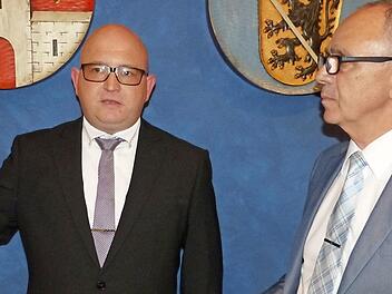 Marco Rödel (links) rückt für Siegfried Baierlein in den Gemeinderat nach. Bürgermeister Franz Uome nahm ihm den Amtseid ab. Foto: Klaus-Peter Wulf