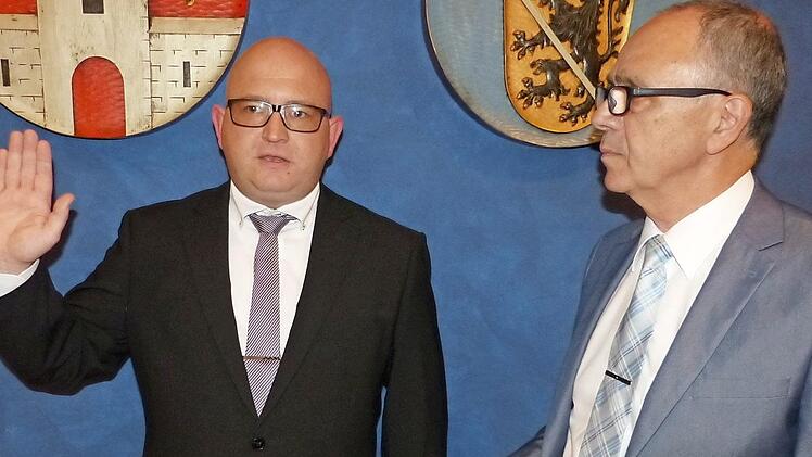 Marco Rödel (links) rückt für Siegfried Baierlein in den Gemeinderat nach. Bürgermeister Franz Uome nahm ihm den Amtseid ab. Foto: Klaus-Peter Wulf