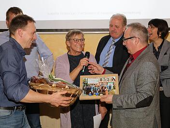 Ortsobmann Johannes Zöllner (Ebersbach) überreicht ein Erinnerungsfoto vom "Tag des offenen Dorfes" und etwas für den Gaumen (v. l.):  Zöllner, Rosi Kraus, Reinhard Friedrich, Werner Nützel und Referentin  Isabella Timm-Guri. Foto: Franz Galster