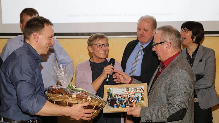 Ortsobmann Johannes Zöllner (Ebersbach) überreicht ein Erinnerungsfoto vom "Tag des offenen Dorfes" und etwas für den Gaumen (v. l.):  Zöllner, Rosi Kraus, Reinhard Friedrich, Werner Nützel und Referentin  Isabella Timm-Guri. Foto: Franz Galster