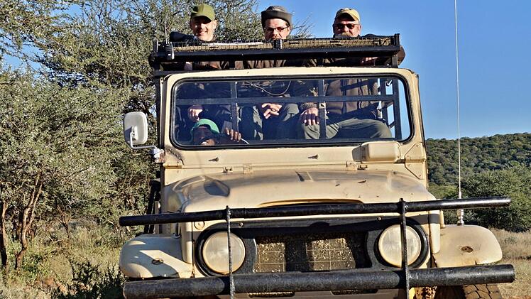 Auf Safari mi Busch: Die "Wurschtelbuben" aus Franken (von links), Markus und Tobias Lang und Joachim HeimML