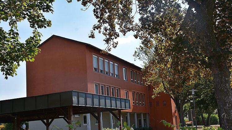 Die bisherige Berufsfachschule für Musik, gebaut in den 1960er Jahren als Kreisberufsschule für den Landkreis Königshofen, ist in die Jahre gekommen. Was aus dem Gebäude nach 2020 wird, ist derzeit noch unklar. Foto: Hanns Friedrich