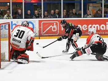 Die Abwehr steht: Verteidigungsaktion von Goalie Benni Dirksen und Jona Schneider im Spiel in Königsbrunn.EHC Königsbrunn