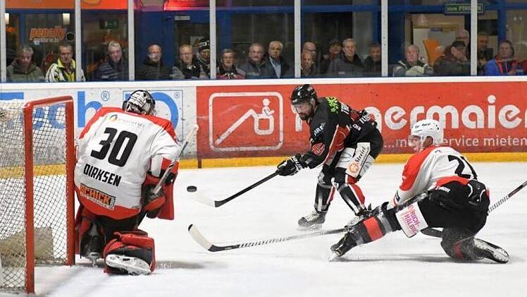 Die Abwehr steht: Verteidigungsaktion von Goalie Benni Dirksen und Jona Schneider im Spiel in Königsbrunn.EHC Königsbrunn