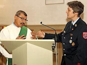 Michael Reubel und Julia Hager gestalten im Gottesdienst eine lebendige Dialogpredigt.  Foto: Michael Stelzner