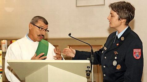 Michael Reubel und Julia Hager gestalten im Gottesdienst eine lebendige Dialogpredigt.  Foto: Michael Stelzner