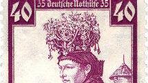 Diese Briefmarke ist Teil der Wohlfahrtsserie, die Trachten aus ganz Deutschland zeigt. Das Motiv ist mit "Franken" unterschrieben, steht also für die ganze Gegend und nicht explizit für Effeltrich. Die Tracht ist auch weitestgehend identisch mit der Hausener Tracht. Doch spricht der hinter der Frau zu sehende Turm der Effeltricher Kirchenburg dafür, dass man wohl Effeltrich meinte. Der links vor der Frau abgebildete Fluss wird jedoch auch als die Regnitz interpretiert, so dass mancher auch a...