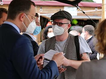 Jens Spahn beantwortete vor Ort aufgrund von Zeitnot nur wenige Fragen unseres Reporters Johannes Schlereth.