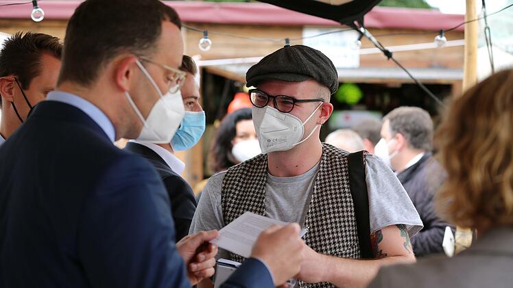 Jens Spahn beantwortete vor Ort aufgrund von Zeitnot nur wenige Fragen unseres Reporters Johannes Schlereth.