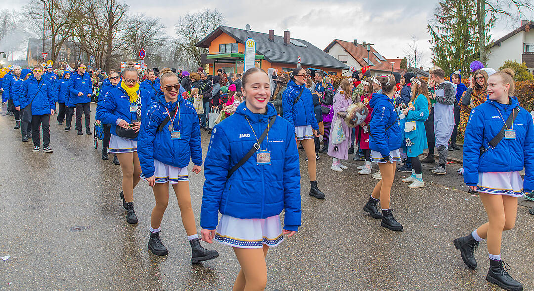 Buntes Faschingstreiben begeistert groß und klein.