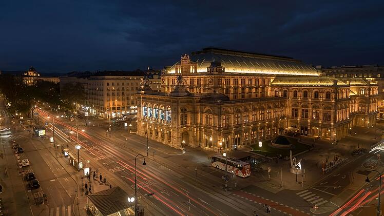 Hier ist die Hochkultur zuhause: in der Staatsoper an der Ringstraße. Doch auch nach dem Theaterbesuch sind Wiener Nächte noch lang.