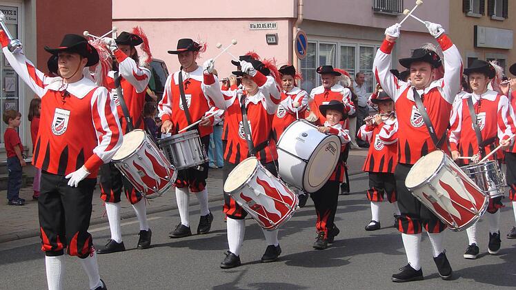 Der prächtige Spielmannszug der FFW Albertshofen gab im Festzug den Ton an.