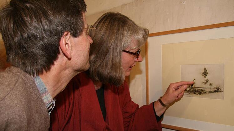 Birgit Hächl und ihr Mann Franz schauen genau hin.  Hächl ist eine bekennende Liebhaberin von Caspar Walter Rauhs Kunst. "Wenn ich die Bilder anschaue, könnte ich tausend Geschichten schreiben.