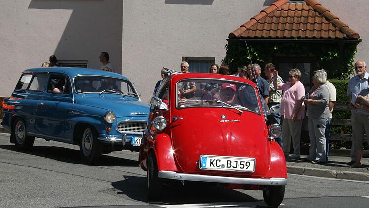 Die Kleinsten werden die Größten sein: Die Isetta war so aufpoliert, dass sich die Sonne im Lack des drolligen Gefährts spiegelte.