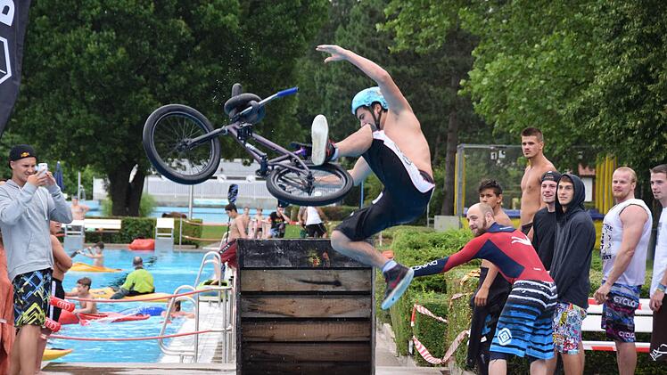 Wassertag beim Jugendfestival YouCo im Aquaria Freibad in CoburgFoto: Ronald Rinklef