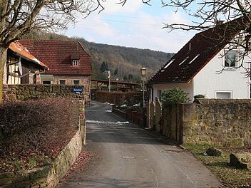 Das ist der an der Klosterseite gelegene Streifen von Klein-Aura. 40 Hausanschlüsse müssen erneuert werden. Foto: Gerd Schaar