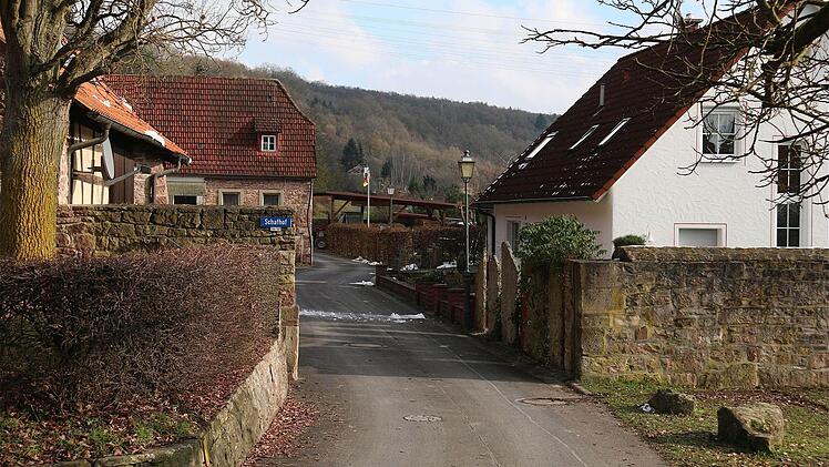 Das ist der an der Klosterseite gelegene Streifen von Klein-Aura. 40 Hausanschlüsse müssen erneuert werden. Foto: Gerd Schaar