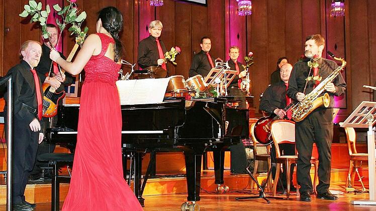Blumen dürfen am Valentinstag nicht fehlen. Elena Iossifova verteilt beim Valentinskonzert des Kurorchesters ihre Rosen an die Musiker. Foto: Werner Vogel