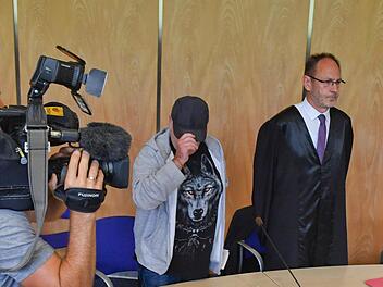 Johann G. (Zweiter von rechts) ist wegen Beihilfe zum Mord angeklagt. Vor Gericht äußerte er sich zum Verhältnis zu seiner Frau, die sich wegen Mordes verantworten muss. Foto: Ronald Rinklef