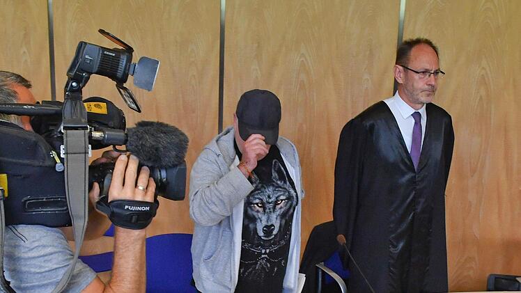 Johann G. (Zweiter von rechts) ist wegen Beihilfe zum Mord angeklagt. Vor Gericht äußerte er sich zum Verhältnis zu seiner Frau, die sich wegen Mordes verantworten muss. Foto: Ronald Rinklef