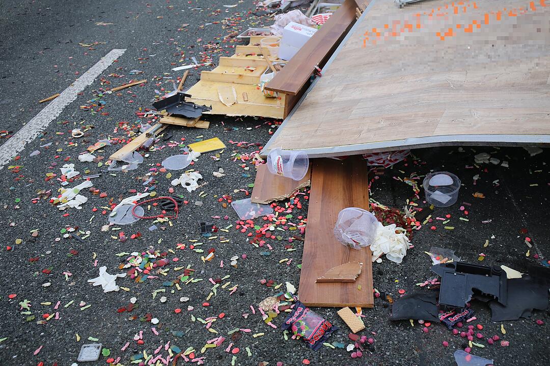 Anhänger umgekippt - Gummibärchen auf der A9 verteilt